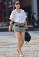 街拍的白色透纱短裤裙