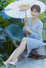 赵雅芝撑着纸伞坐于荷塘前