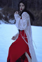 鞠婧�t红色长裙在雪地摆出各种PO