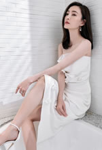 王丽坤吊带白长裙美照