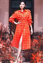 郑罗茜身着橘红长风衣