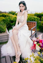 Angelababy天鹅羽翼白裙造型