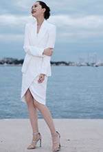 海清一袭白色西装裙造型置身于海
