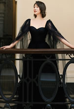马丽黑裙薄纱从容优雅入一场复古