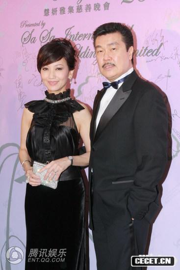 赵雅芝携老公出席慈善晚会
