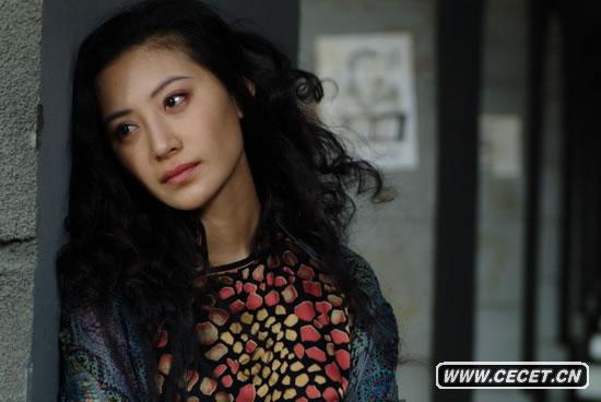 侯角《天涯歌女》扮丑出场 何琳吓坏喊有鬼 - 