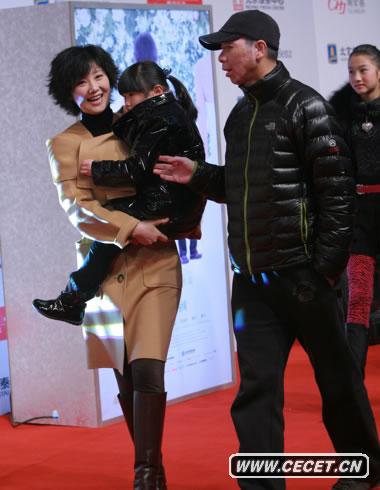 冯小刚和徐帆女儿首次公开亮相