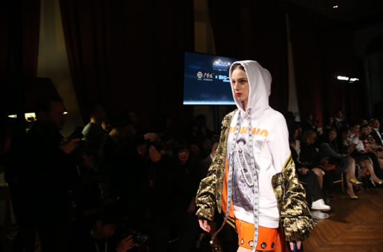 跻身巴黎时装周,汉字服成最in爆款 - 中国娱乐资