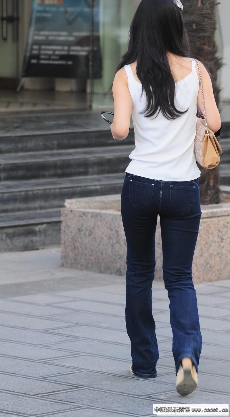 丰产路街拍蓝色紧身裤美女_七七图吧77tuba.c